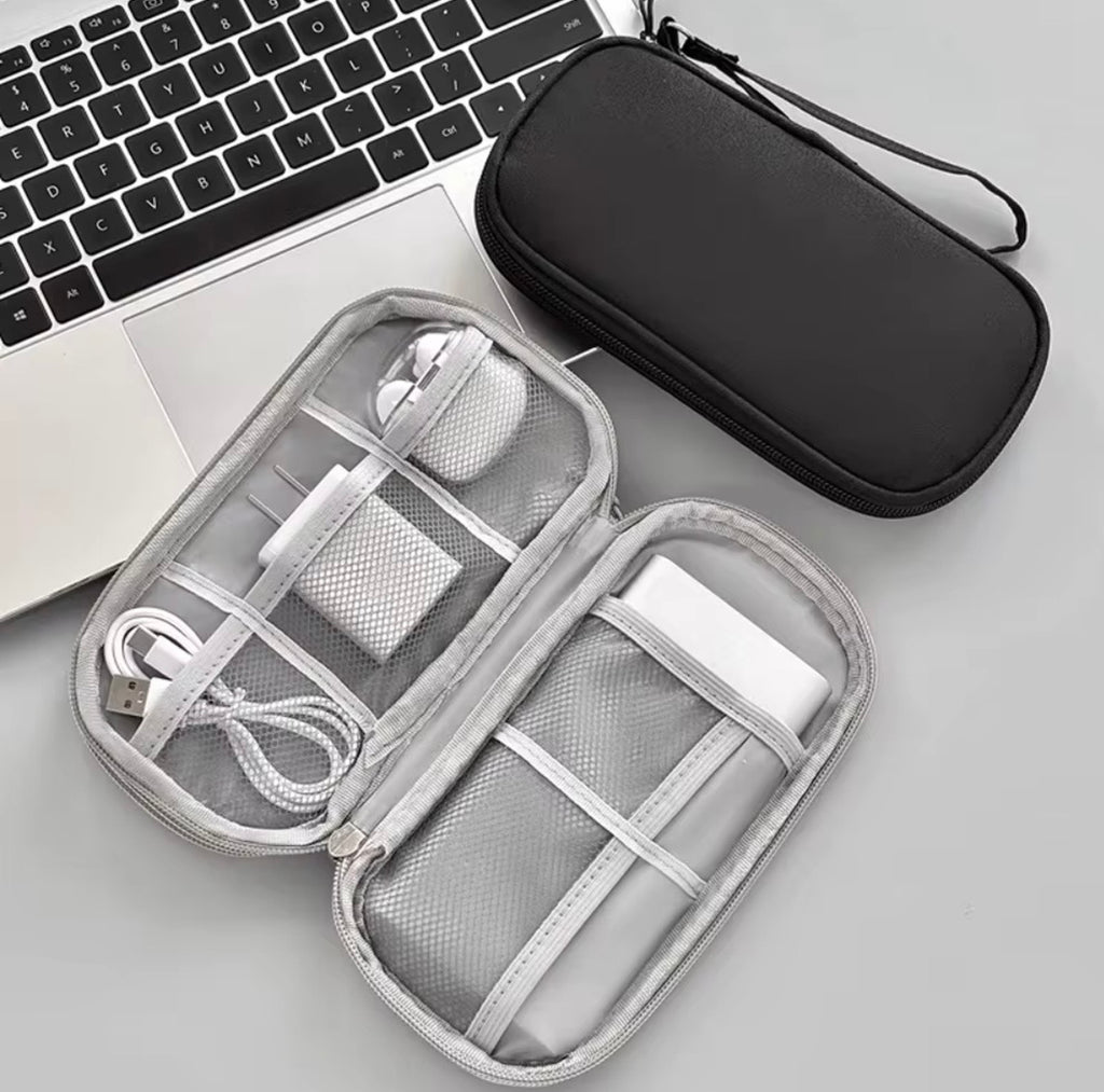 Förvaring med elastiska fack för kablar, laddare och elektroniktillbehör.