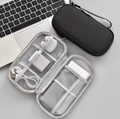 Förvaring med elastiska fack för kablar, laddare och elektroniktillbehör.