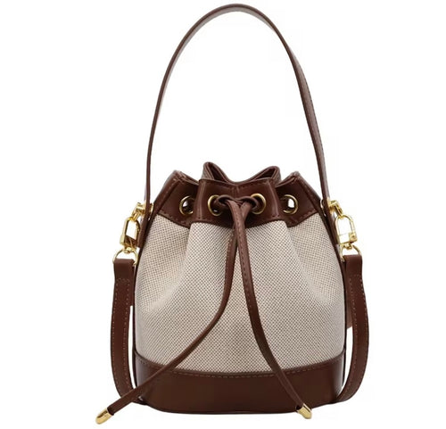Brun och beige bucket bag med lång axelrem och dragskostängning från Natta Collection.