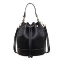 Svart bucket bag med lång axelrem och dragskostängning från Natta Collection.