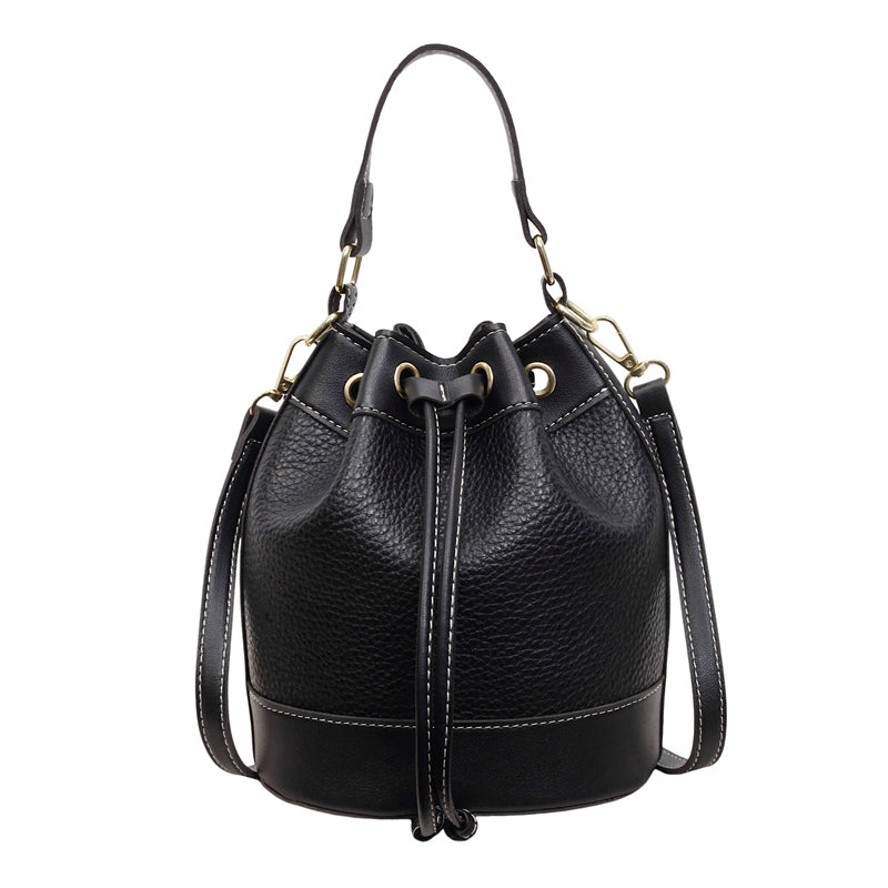 Svart bucket bag med lång axelrem och dragskostängning från Natta Collection.
