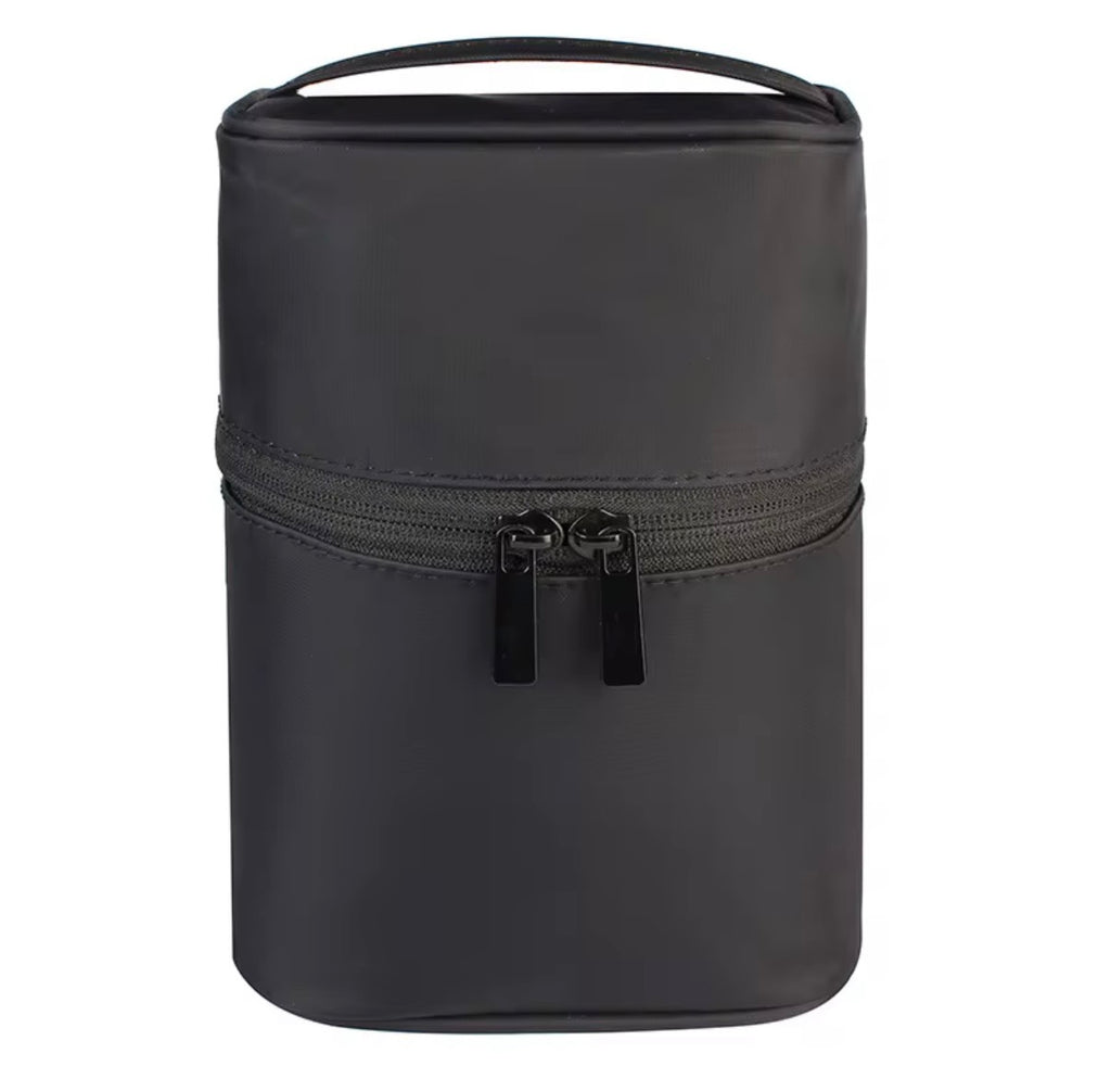 Svart sminkväska med bärhandtag och dragkedja från Natta Collection.