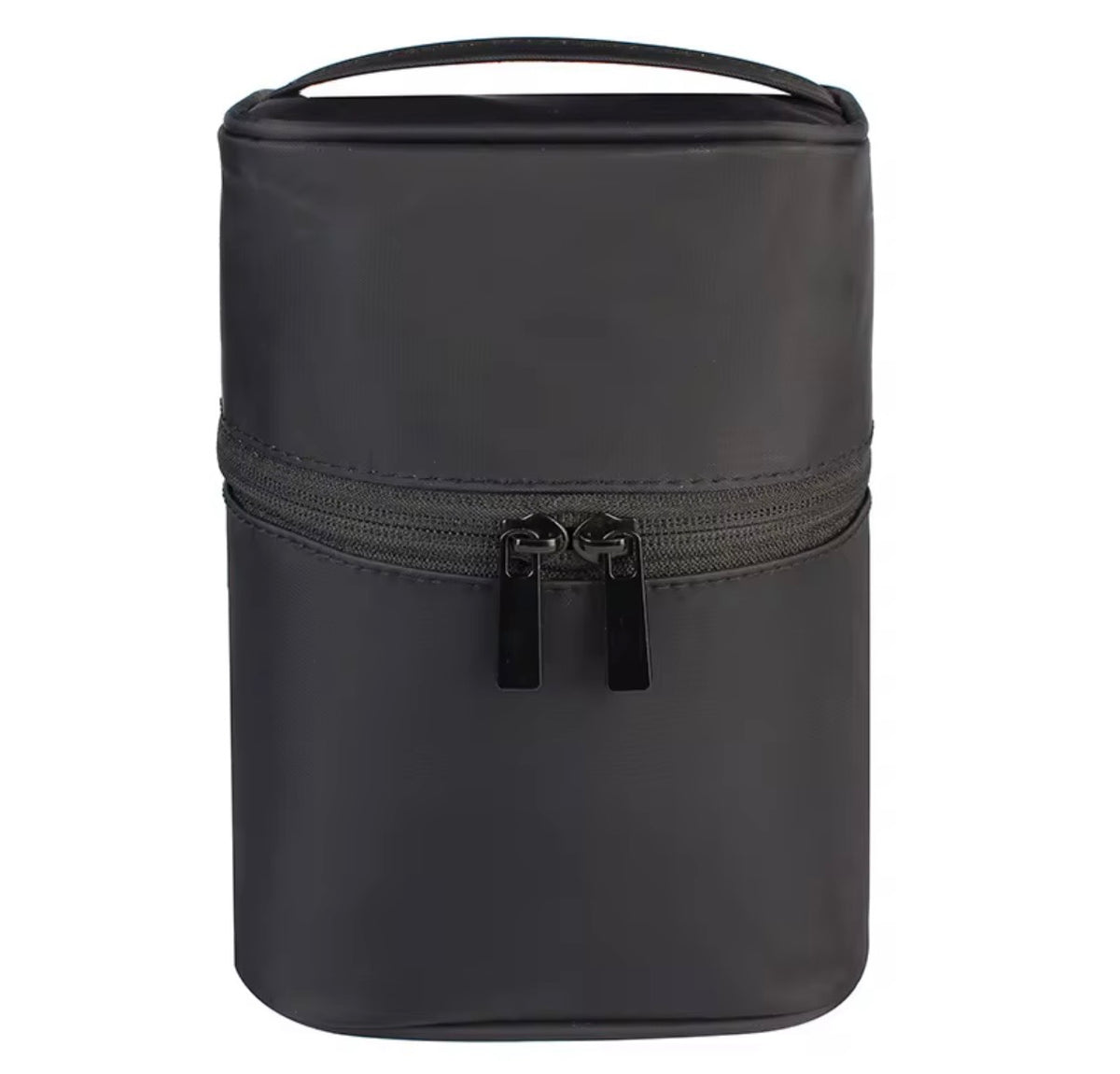 Svart sminkväska med bärhandtag och dragkedja från Natta Collection.
