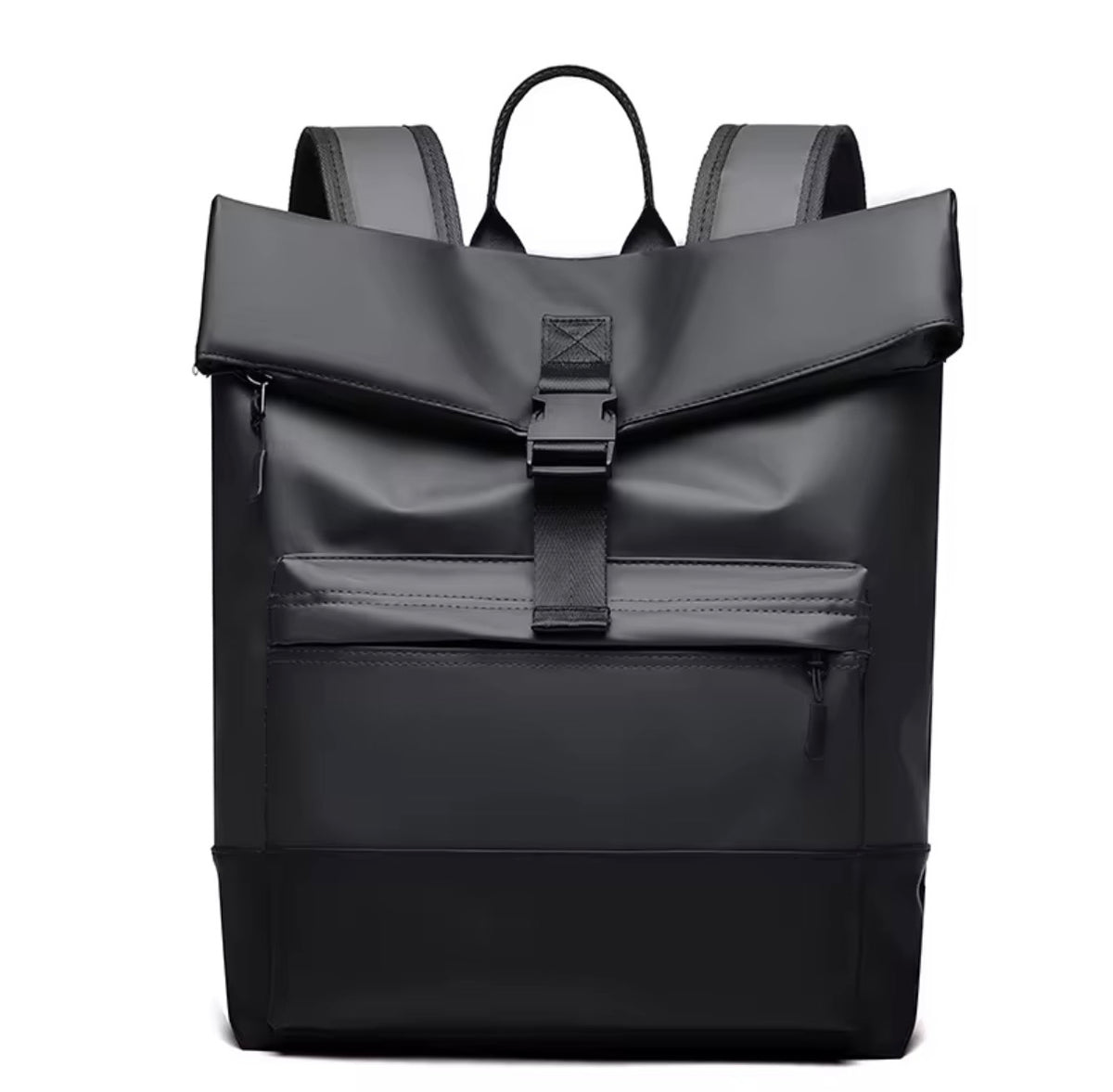 Kaan Backpack svart ryggsäck med vikbar topp, spänne och framficka.