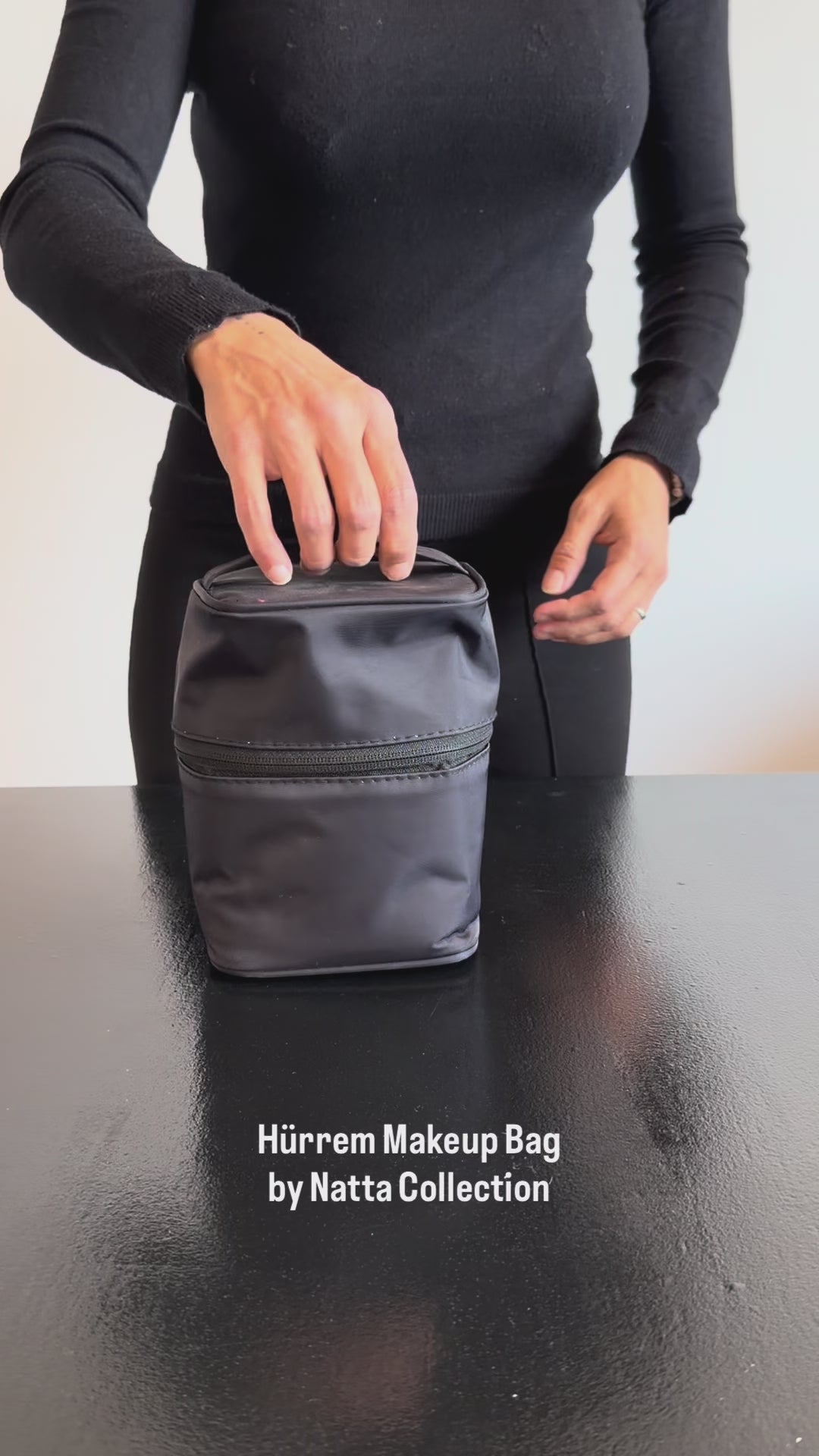 Video som visar Hürrem Beauty Bag, en rymlig makeup bag för smink och hudvård, samt dess öppning, insida och detaljer.
