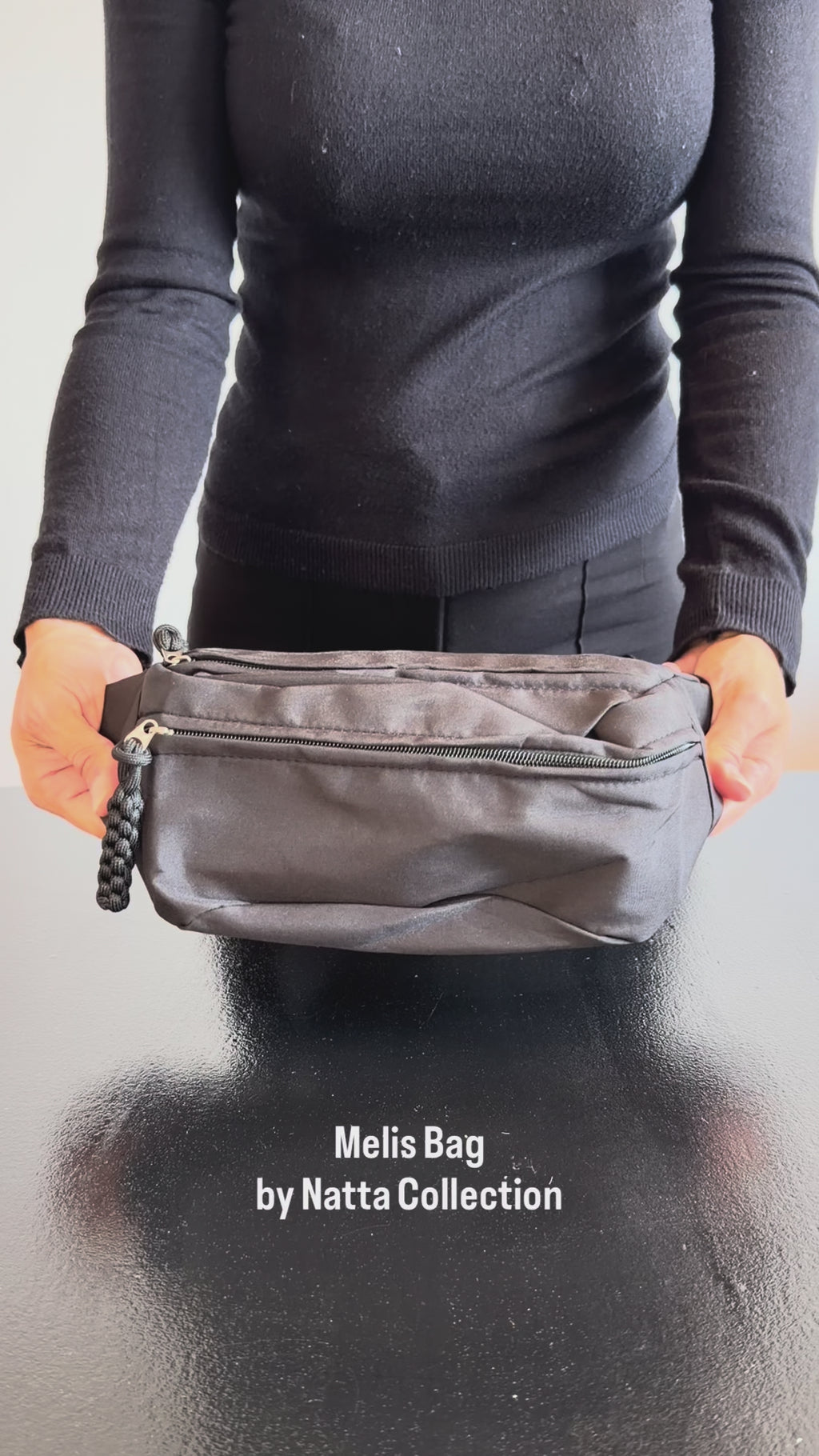 Video som visar Melis Bag, en svart magväska, från olika vinklar samt väskans öppning, rem och detaljer.