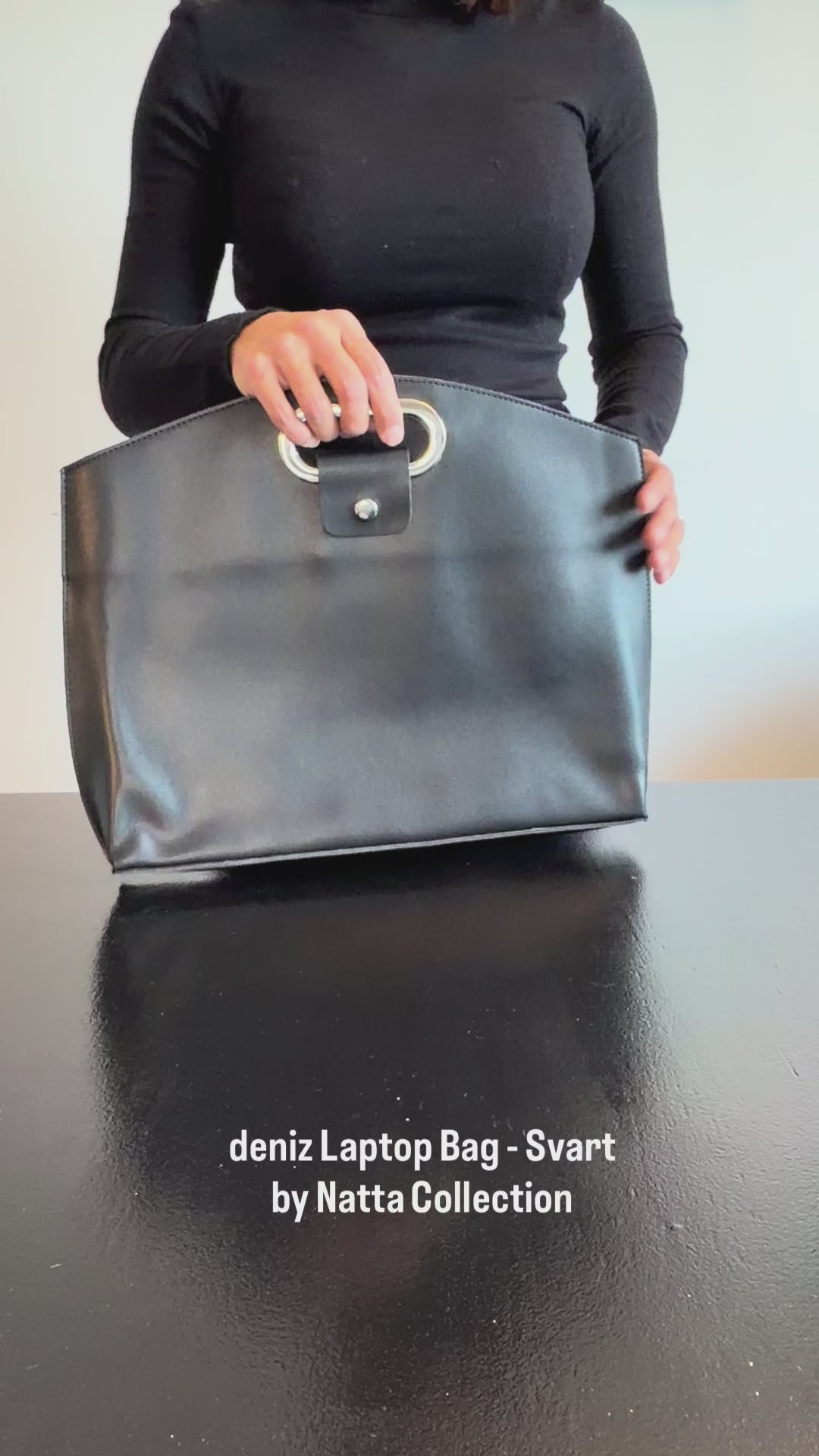 Produktvideo som visar Deniz Laptop Bag, en svart datorväska med integrerat handtag, axelrem och stilren strukturerad form, från olika vinklar och i närbild.