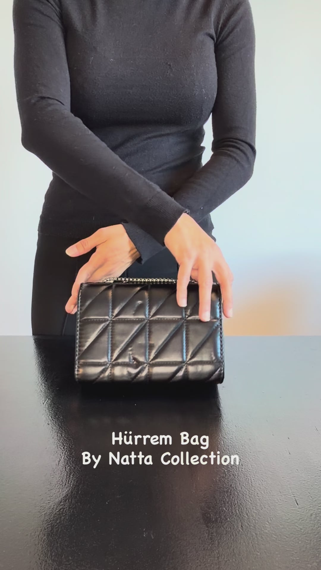 Video som visar Hürrem Bag från olika vinklar samt väskans detaljer, öppning och röda insida.