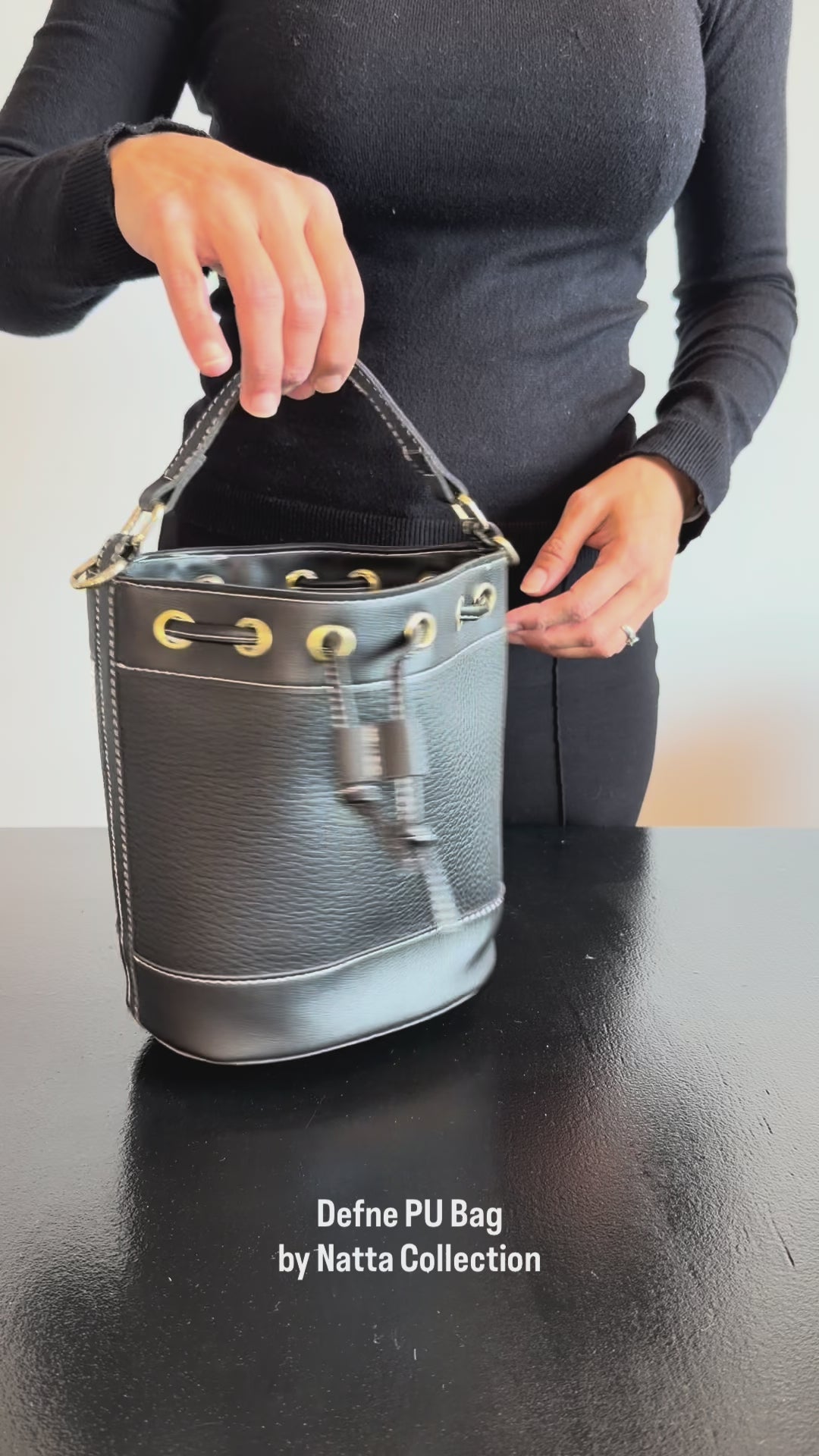 Produktvideo som visar Defne PU Bag, en bucket bag i PU med handtag, dekorativa öljetter och knytdetaljer, från olika vinklar och i närbild.