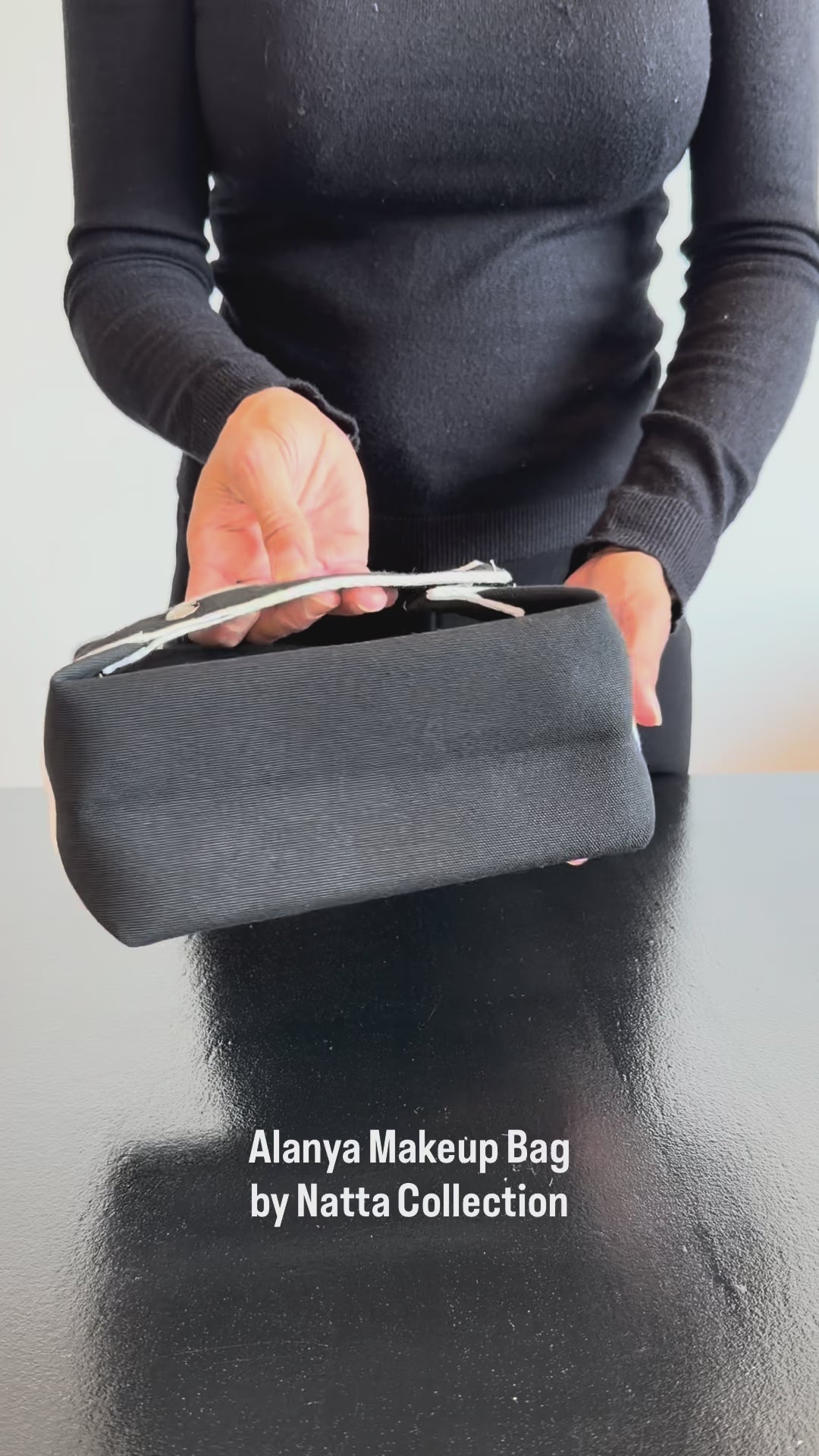 Video som visar svarta Alanya Makeup Bag från olika vinklar samt necessärens öppning, insida och detaljer.