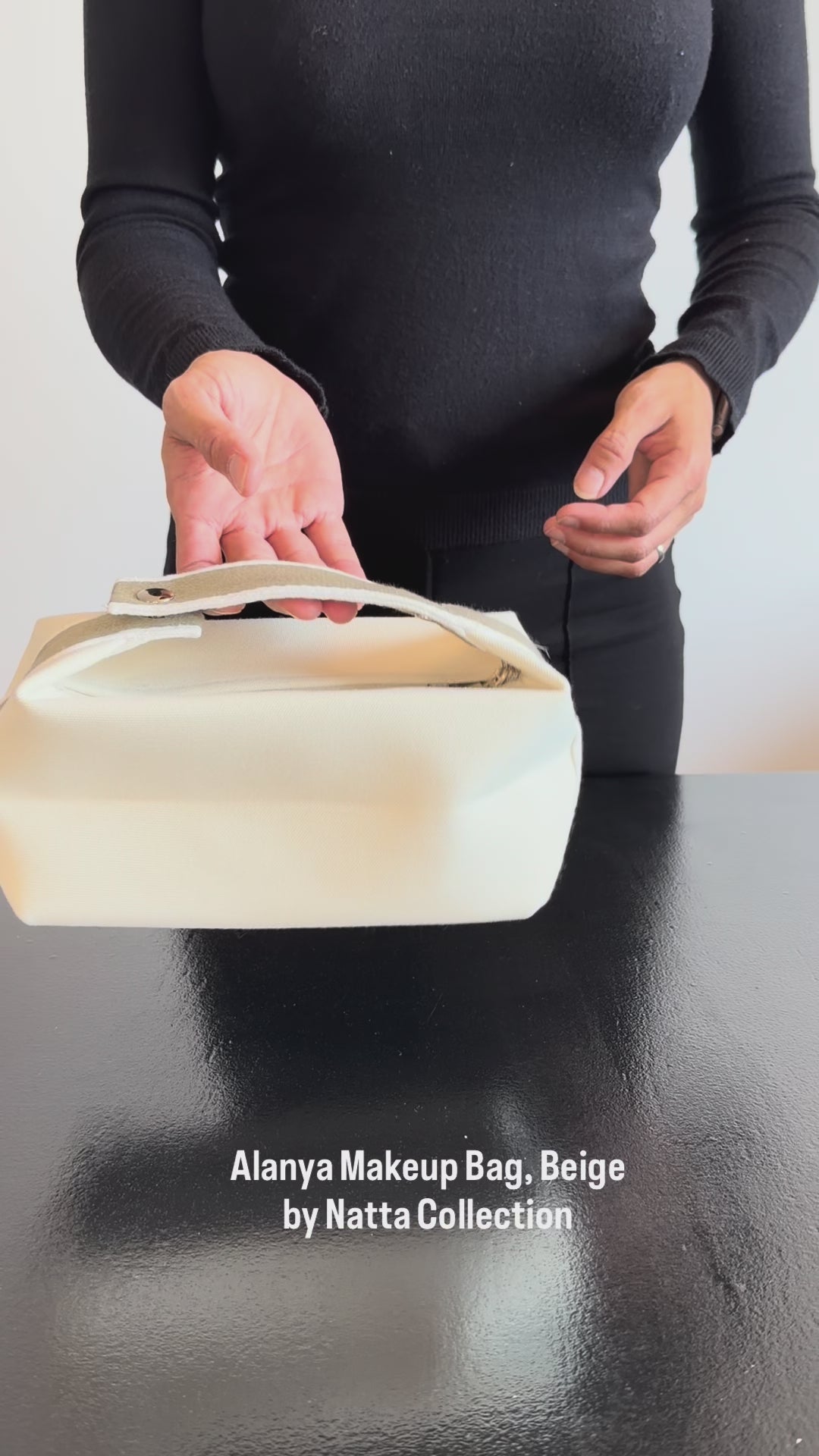 Produktvideo som visar Alanya Makeup Bag, en beige necessär med rymlig insida och flera fack för smink och skönhetsprodukter, från olika vinklar och i närbild.