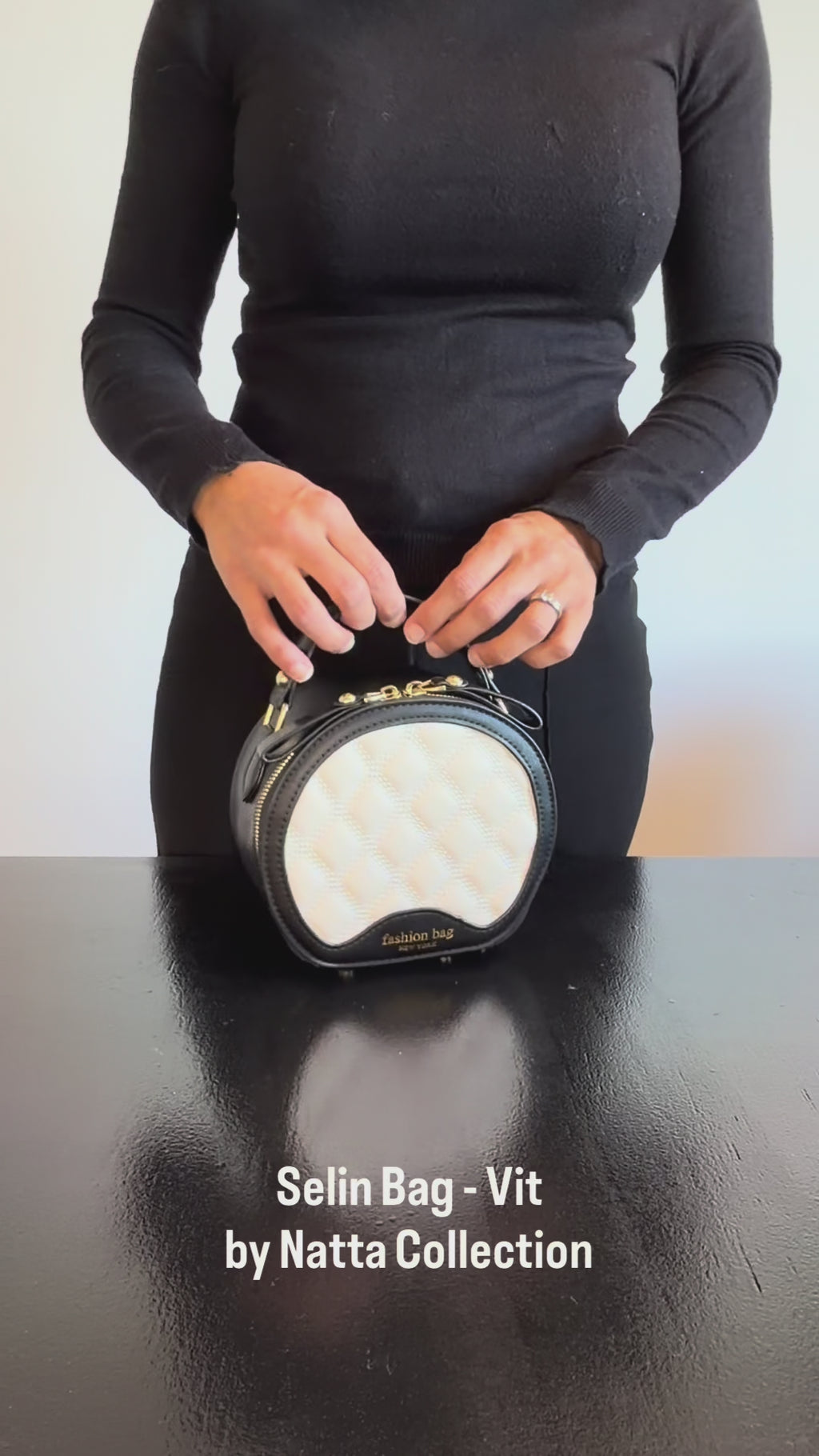 Produktvideo som visar Selin Bag i vitt, en rund handväska med strukturerad framsida, kontrasterande detaljer och handtag, från olika vinklar och i närbild.