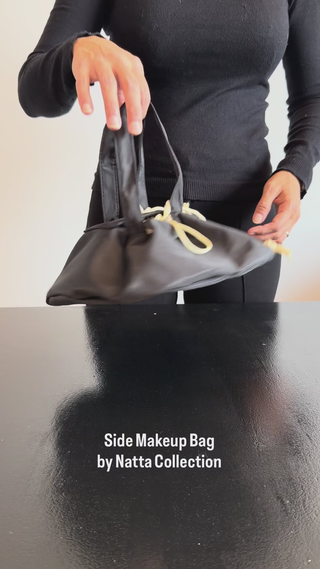 Video som visar Side Makeup Bag samt hur necessären öppnas med dragsko och ser ut invändigt.