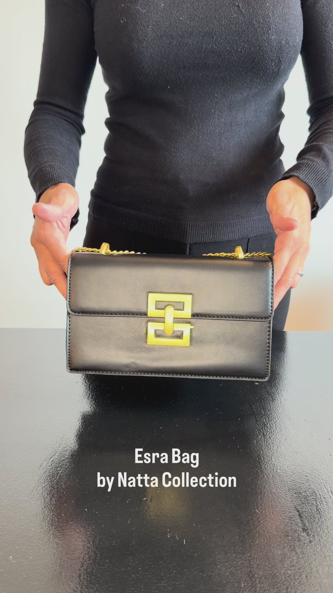 Video som visar svarta Esra Bag från olika vinklar samt väskans detaljer, öppning och insida.