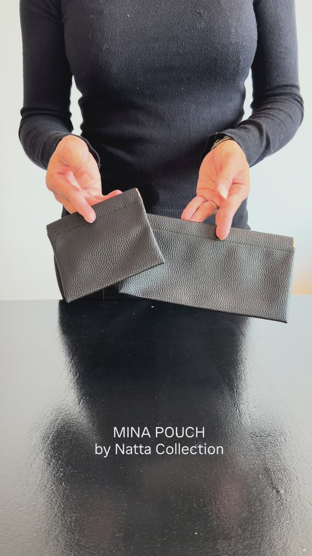 Video som visar Mina Pouch i olika färger och storlekar samt hur den öppnas och ser ut invändigt.