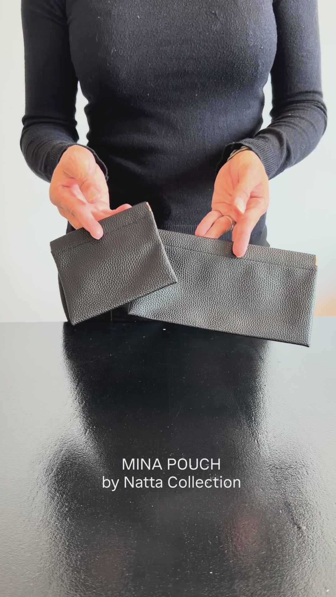 Video som visar Mina Pouch i olika färger och storlekar samt hur den öppnas och ser ut invändigt.
