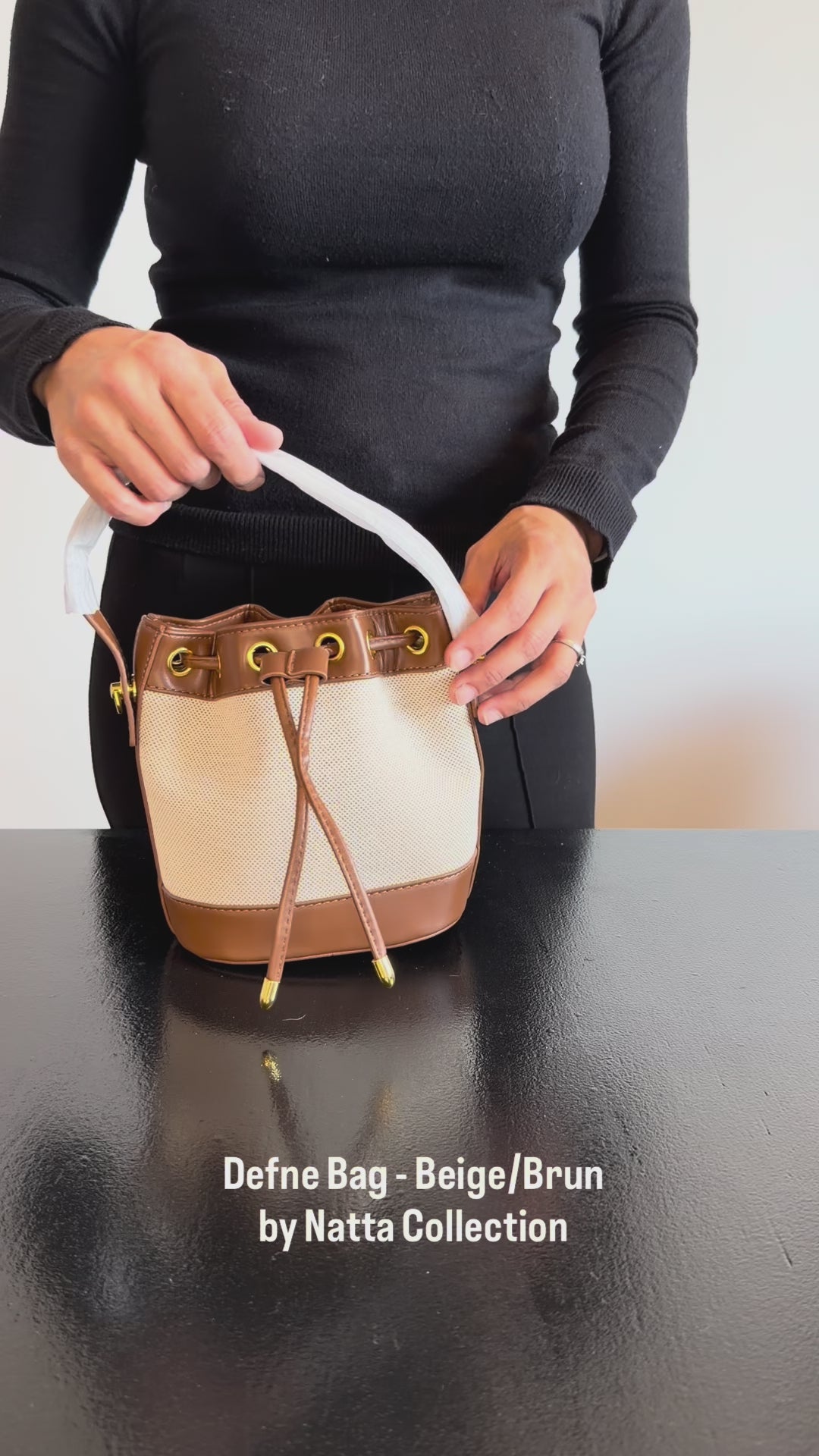 Produktvideo som visar Defne Bag i beige och brun, en bucket bag med handtag, dekorativa öljetter och knytdetaljer, från olika vinklar och i närbild.