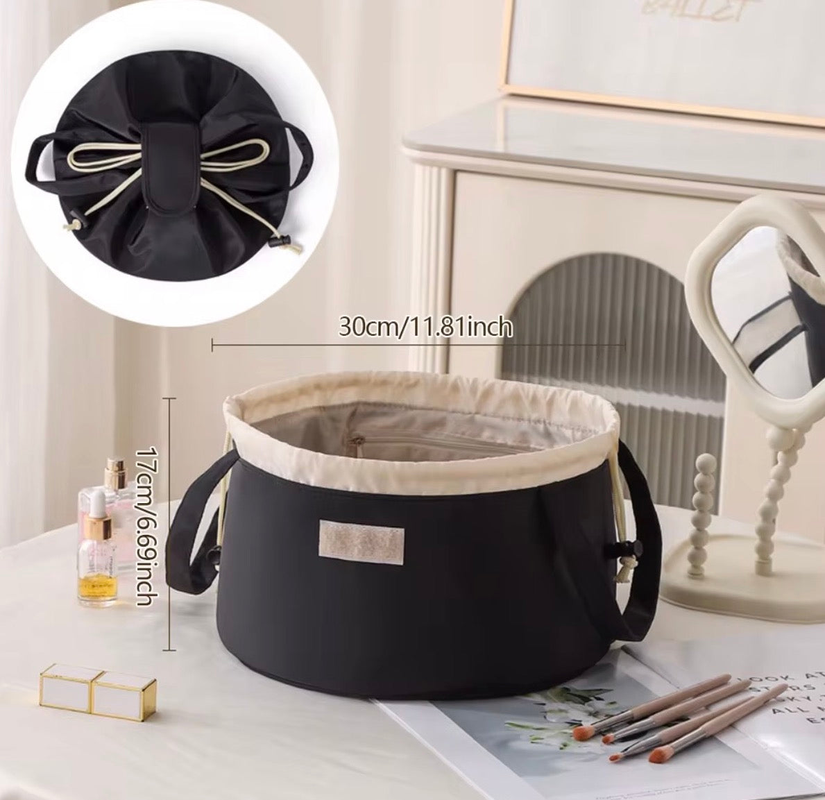 Svart Side Makeup Bag i canvas med dragsko, bärhandtag och produktmått.